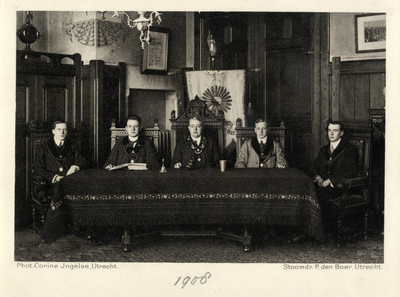 106703 Groepsportret van de senaat van het Utrechtsch Studentencorps (U.S.C.) van het jaar 1908/09, met E.H. Jannink ...